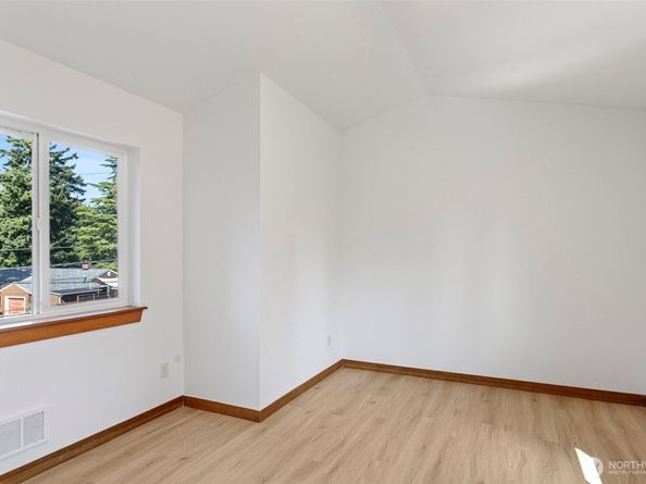 14011 Roosevelt Way N, Seattle WA 98133