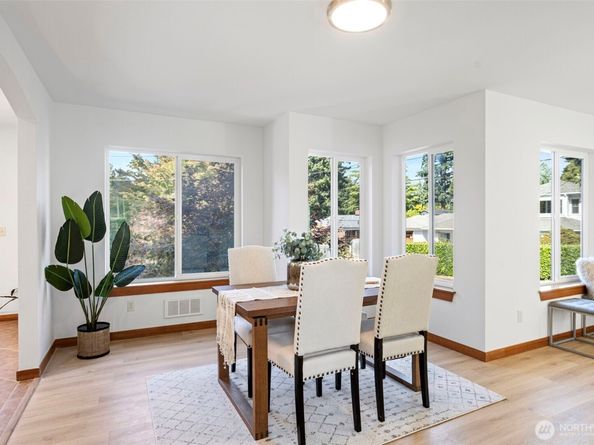 14011 Roosevelt Way N, Seattle WA 98133
