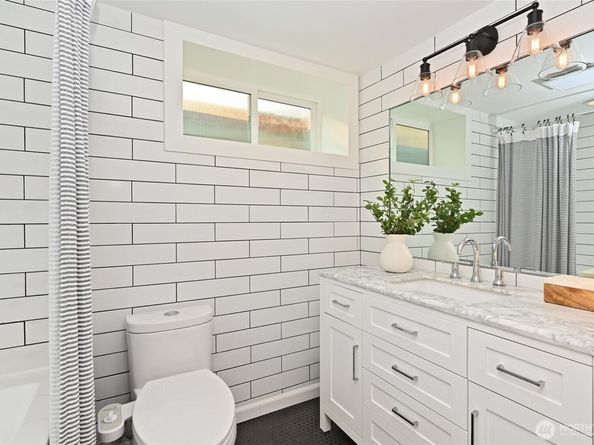 1943 34th Avenue W, Seattle WA 98199