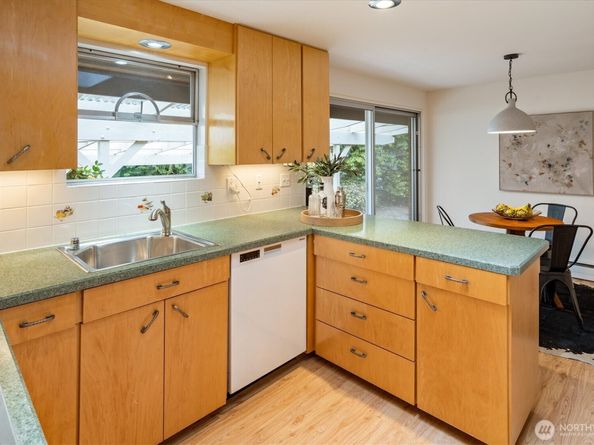 422 NW 196th Place, Shoreline WA 98177
