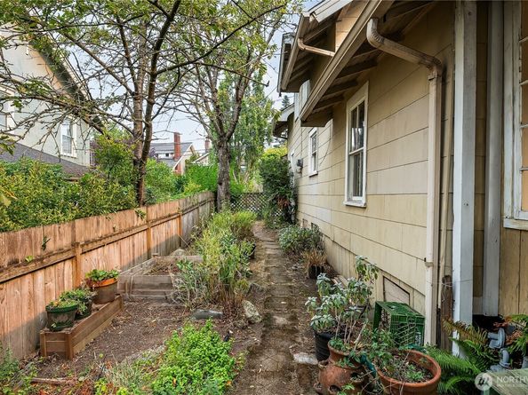 1409 N 39th Street, Seattle WA 98103