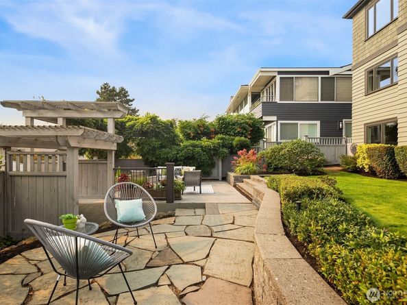 2471 42nd Avenue W, Seattle WA 98199