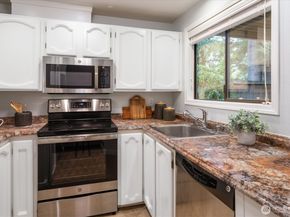 12221 100th Avenue NE 103, Kirkland WA 98034