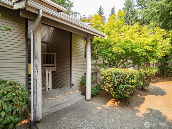 12221 100th Avenue NE 103, Kirkland WA 98034