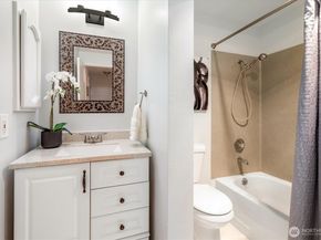 12221 100th Avenue NE 103, Kirkland WA 98034