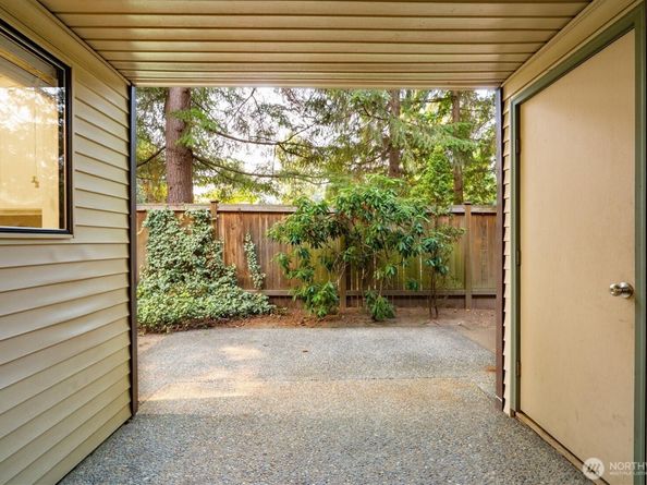 12221 100th Avenue NE 103, Kirkland WA 98034