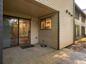 12221 100th Avenue NE 103, Kirkland WA 98034