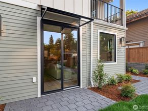 2010 9th Street W, Kirkland WA 98033
