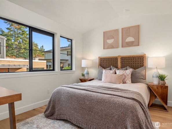 2010 9th Street W, Kirkland WA 98033
