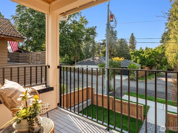2010 9th Street W, Kirkland WA 98033