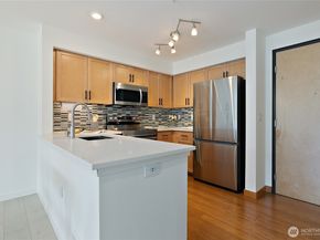 827 Hiawatha Place S 402, Seattle WA 98144