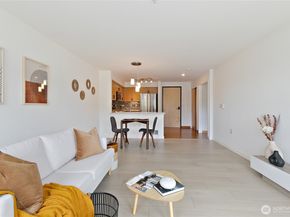 827 Hiawatha Place S 402, Seattle WA 98144