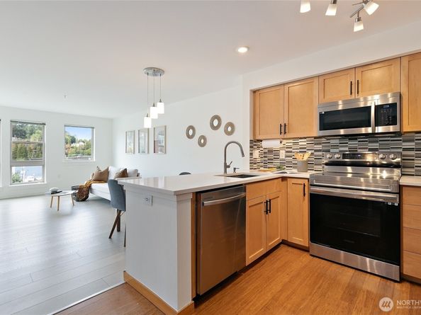 827 Hiawatha Place S 402, Seattle WA 98144