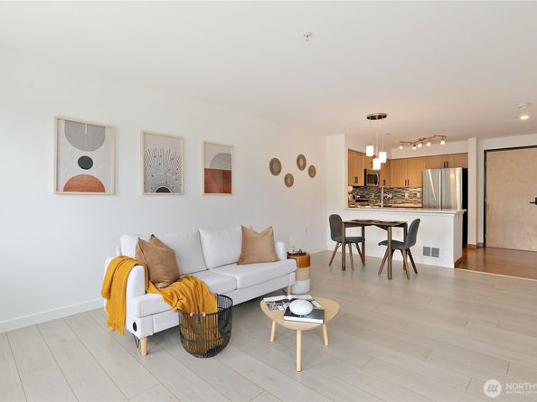 827 Hiawatha Place S 402, Seattle WA 98144