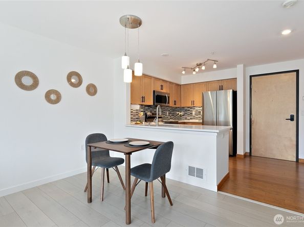 827 Hiawatha Place S 402, Seattle WA 98144