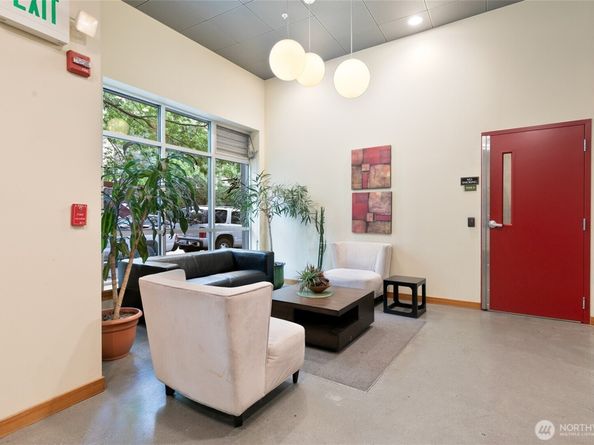 827 Hiawatha Place S 402, Seattle WA 98144
