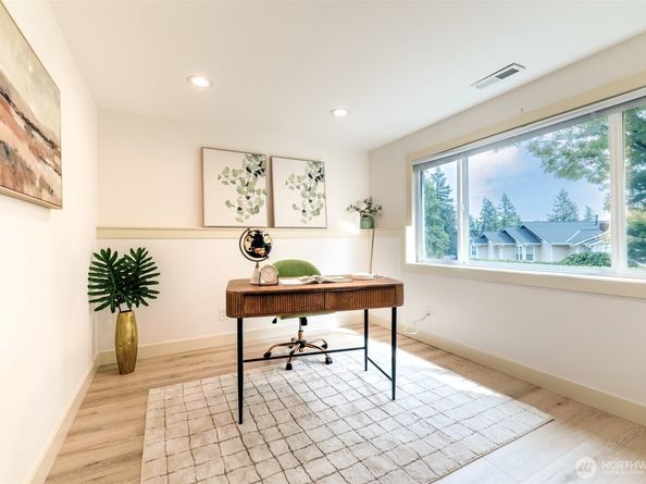 17134 NE 8th Place, Bellevue WA 98008