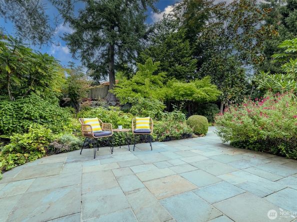17134 NE 8th Place, Bellevue WA 98008