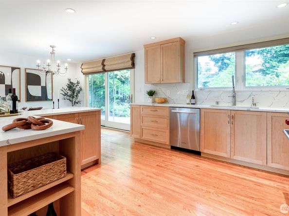 17134 NE 8th Place, Bellevue WA 98008