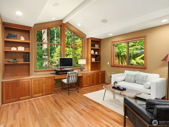 8300 SE 82nd Street, Mercer Island WA 98040