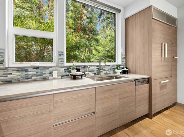 744 Hanami Lane NE, Bainbridge Island WA 98110