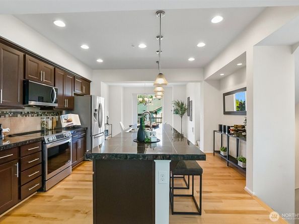 10370 156th Place NE 102, Redmond WA 98052
