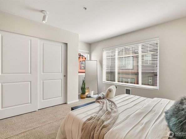 10370 156th Place NE 102, Redmond WA 98052