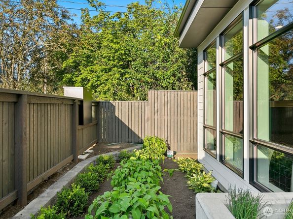 2037 NW 61st Street B, Seattle WA 98107