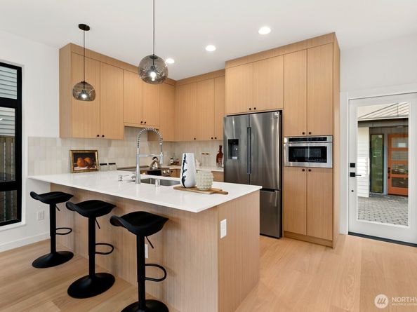 2037 NW 61st Street B, Seattle WA 98107