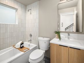 537 B N 70th Street, Seattle WA 98103