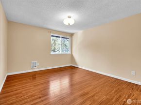 4717 W Lake Sammamish Pkwy SE C305, Sammamish WA 98027