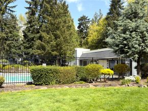 4717 W Lake Sammamish Pkwy SE C305, Sammamish WA 98027