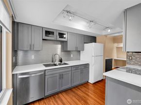 4717 W Lake Sammamish Pkwy SE C305, Sammamish WA 98027