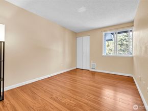 4717 W Lake Sammamish Pkwy SE C305, Sammamish WA 98027