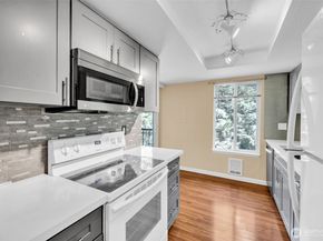 4717 W Lake Sammamish Pkwy SE C305, Sammamish WA 98027