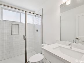 5257 Brooklyn Avenue NE, Seattle WA 98105