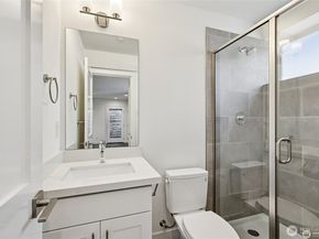 5257 Brooklyn Avenue NE, Seattle WA 98105