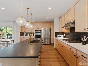 15538 NE 15th Place 301, Bellevue WA 98007