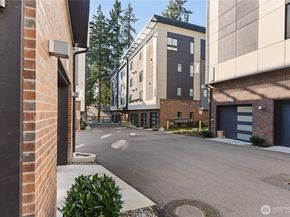 15538 NE 15th Place 301, Bellevue WA 98007