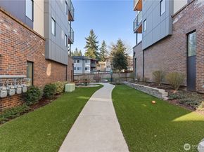 15538 NE 15th Place 301, Bellevue WA 98007