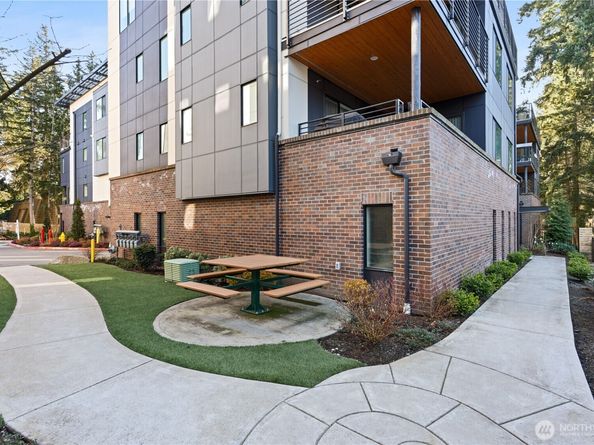 15538 NE 15th Place 301, Bellevue WA 98007