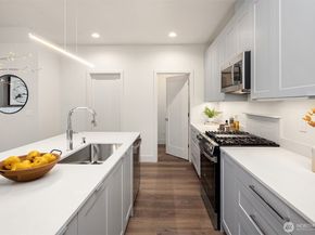 639 18th Avenue W, Kirkland WA 98033