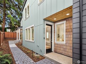 639 18th Avenue W, Kirkland WA 98033