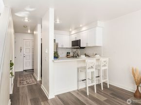 10237 SE 3rd Street 5, Bellevue WA 98004