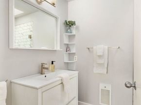 10237 SE 3rd Street 5, Bellevue WA 98004