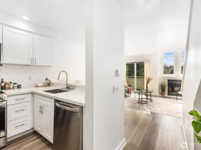 10237 SE 3rd Street 5, Bellevue WA 98004