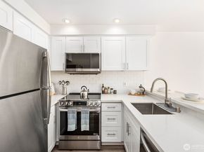 10237 SE 3rd Street 5, Bellevue WA 98004