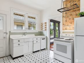 4651 1st Avenue NE, Seattle WA 98105