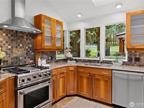 16 Bridlewood Circle, Kirkland WA 98033