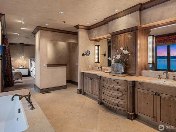 3639 W Mercer Way, Mercer Island WA 98040